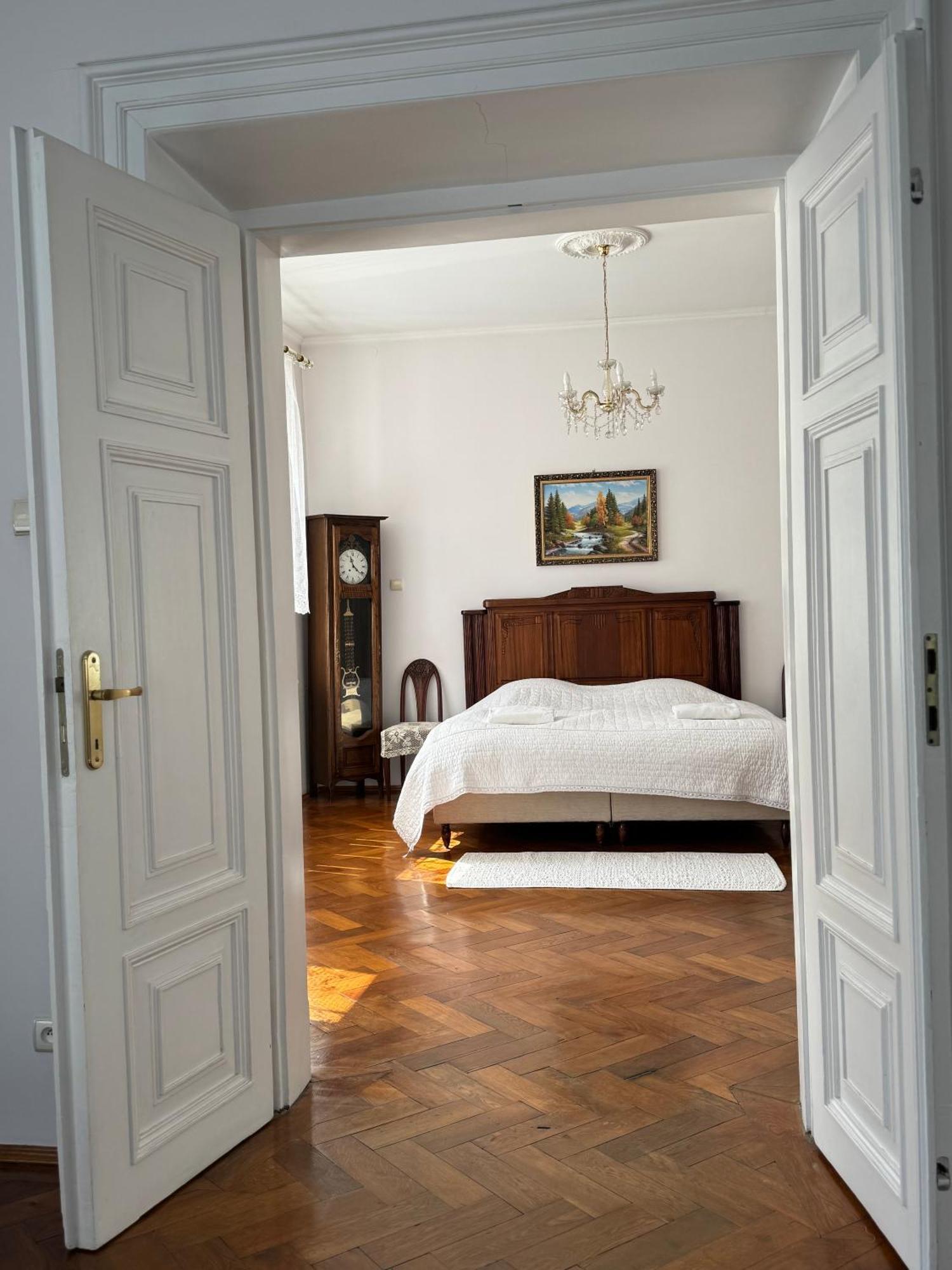 Bellevue Apartment *
